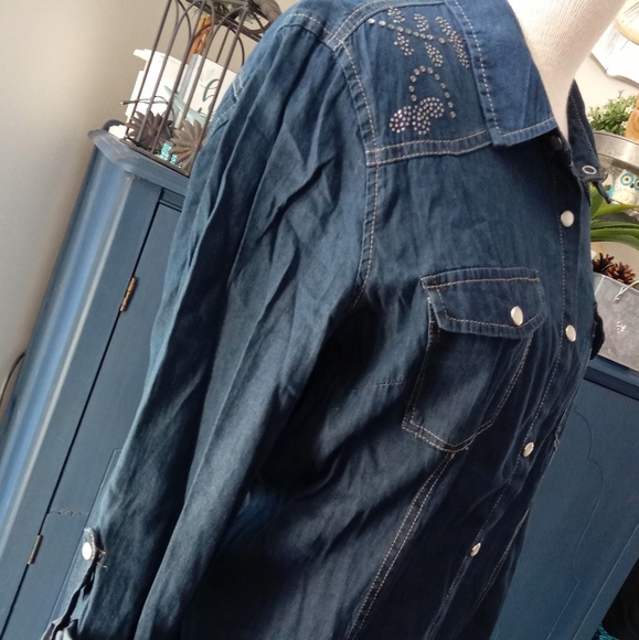 Button down top - Picture 7 of 8